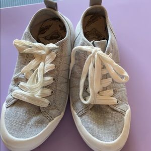 Roxy sneakers